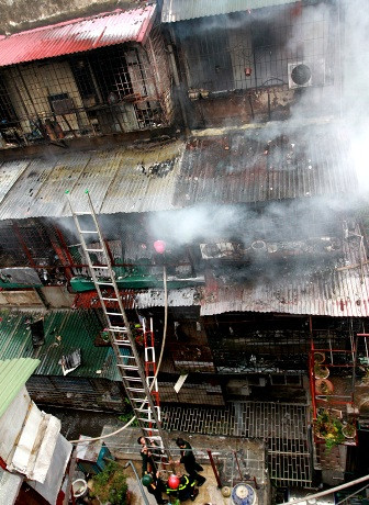 Các lực lượng chức năng phải dùng thang để tiếp cận đám cháy.