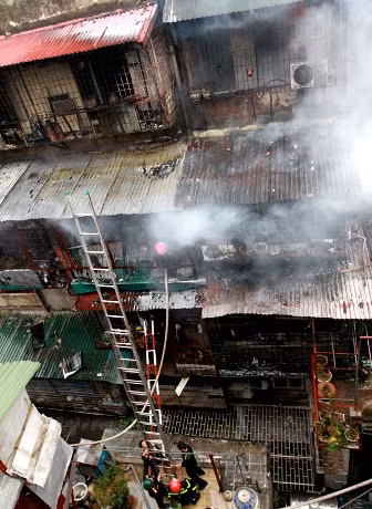 Các lực lượng chức năng phải dùng thang để tiếp cận đám cháy.