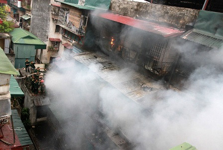 Khói mịt mù xung quanh đám cháy