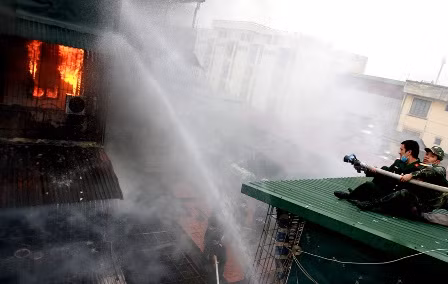 Tiểu đoàn thông tin 601 phối hợp cùng lực lượng chữa cháy.