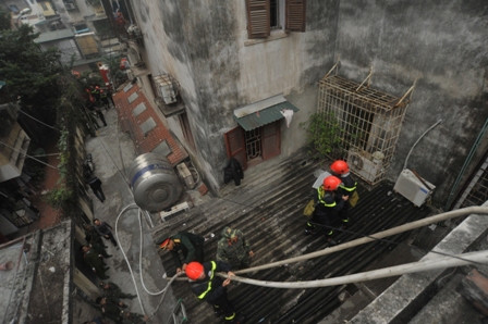 Đám cháy lan rộng từ tầng 3 tới tầng 5 của chung cư.