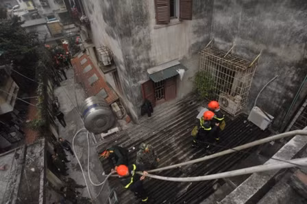 Đám cháy lan rộng từ tầng 3 tới tầng 5 của chung cư.