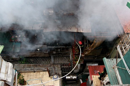 Do diện tích vào tiếp cận hiện trường vụ cháy hẹp, các lực lượng chữa cháy gặp rất nhiều khó khăn.