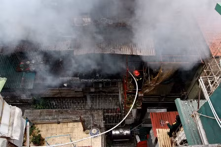 Do diện tích vào tiếp cận hiện trường vụ cháy hẹp, các lực lượng chữa cháy gặp rất nhiều khó khăn.