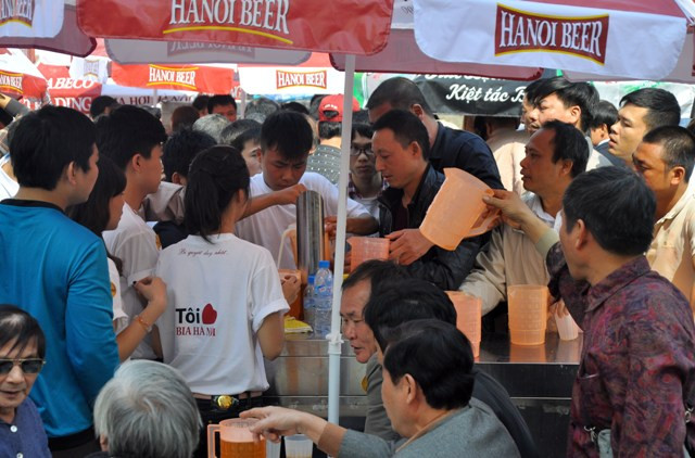 Các điểm rót bia được bố trí tại nhiều nơi trong khu vực sân Cung thể thao Quần Ngựa.