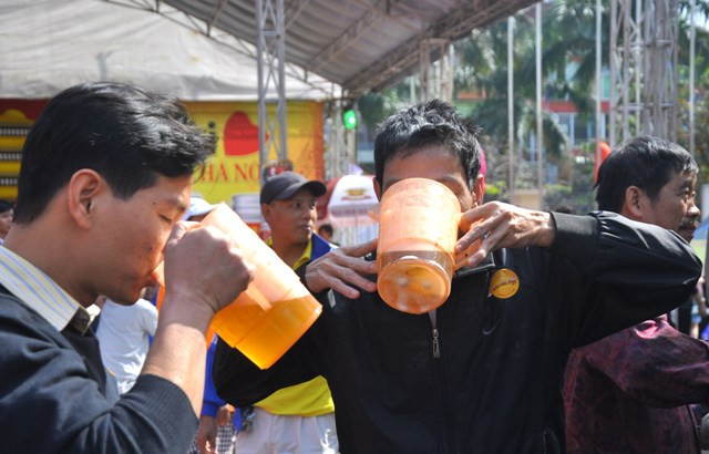 “Chúng tôi đã tham gia ngày hội bia Hà Nội này từ năm 2011 và năm nay chúng tôi vẫn đến đây, bên cạnh việc uống bia, đây còn là nơi chúng tôi được gặp bạn bè và giao lưu” - Anh Nguyễn Văn Hùng (Đống Đa, Hà Nội) hồ hởi chia sẻ.