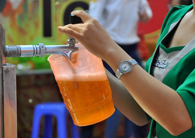Tới ngày hội bia này, người dân có thể uống bia miễn phí và thoải mái…