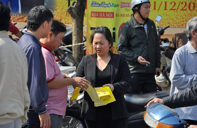 Vẫn còn đó những chiêu trò ăn theo của một số cá nhân. Bán vé mời cho khách.