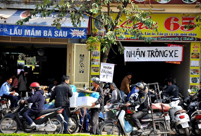 Nhiều cửa hàng trên đường Văn Cao cũng đã chuyển sang trông xe cho khách mời tới ngày hội bia với giá “cắt cổ” 20.000 đồng/ xe máy.