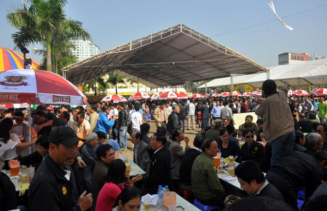 Hơn 10 giờ, khu vực sân Cung thể thao Quần Ngựa đã đông kín người.