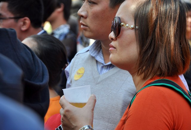 Không chỉ thu hút đàn ông, ngày hội bia Hà Nội còn thu hút nhiều phụ nữ tới tham gia.