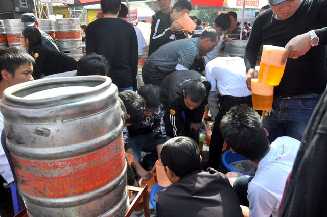 Có những lúc nhân viên của công ty không kịp phục vụ, người dân đã vào rót bia cho nhanh.