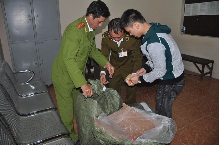 Tổ công tác liên ngành đang kiểm tra 2 bao tải chứa pháo có nguồn gốc từ Trung Quốc. Tổ công tác liên ngành đang kiểm tra 2 bao tải chứa pháo có nguồn gốc từ Trung Quốc.
