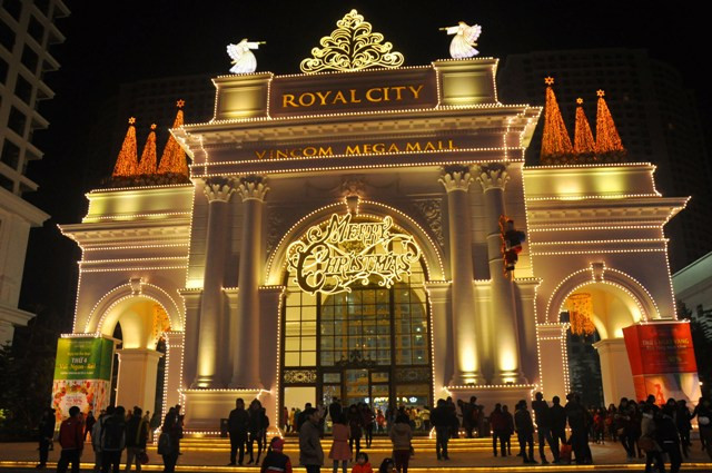 Royal City đang là điểm đến hấp dẫn các bạn trẻ trong mùa Giáng Sinh năm nay bởi sự hiện diện của cây thông Noel cao nhất Việt Nam được trang trí rất lung linh.