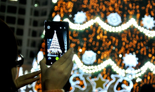 Hay đơn giản, nhiều người chỉ là muốn ghi nhận lại hình ảnh cây thông Noel khổng lồ này.