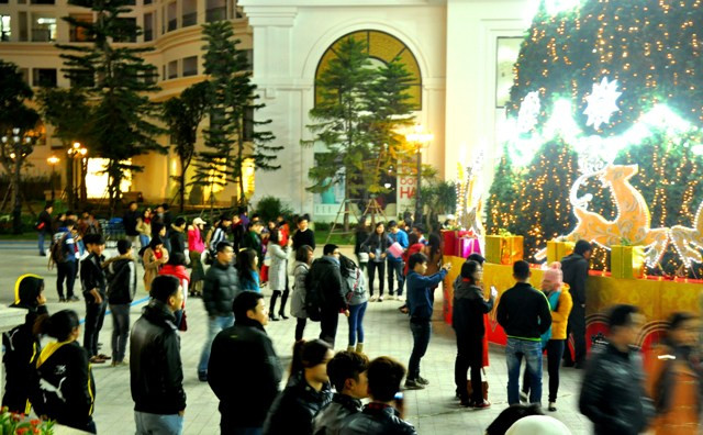 Không gian Quảng trường rộng lớn như bị thu hẹp bởi dòng người tấp nập đổ về nơi đây.