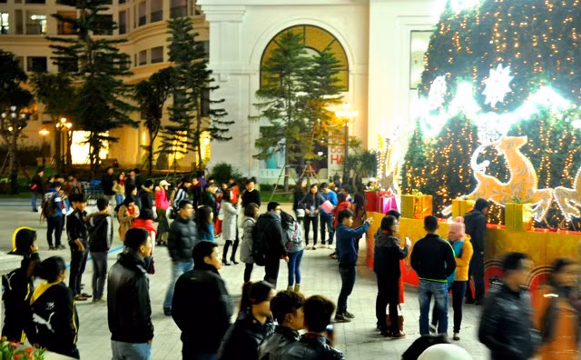 Không gian Quảng trường rộng lớn như bị thu hẹp bởi dòng người tấp nập đổ về nơi đây.