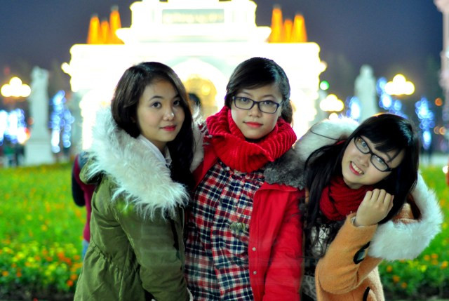 Các bạn trẻ dường như quên đi cái lạnh của đêm đông để vui hết mình cùng ánh lung linh của cây thông Noel.
