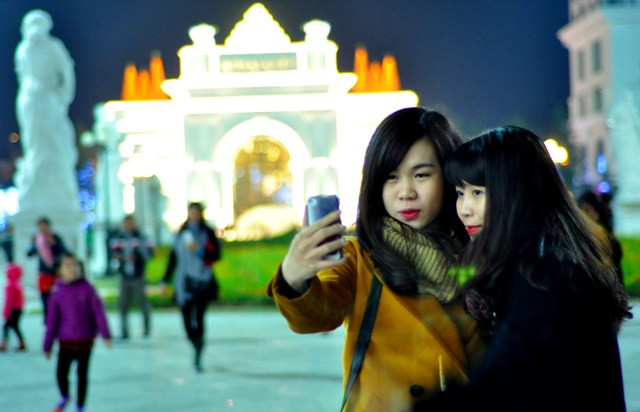 Thỏa sức “tạo dáng” bên cây thông kỉ lục Việt Nam.