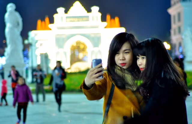 Thỏa sức “tạo dáng” bên cây thông kỉ lục Việt Nam.