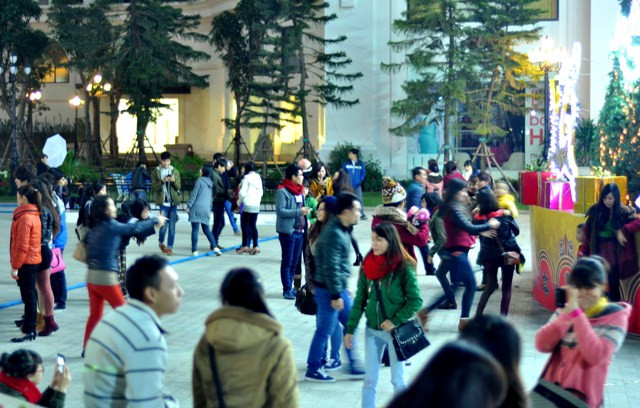 Mỗi đêm có đến hàng nghìn các bạn trẻ tới thăm quan chụp ảnh bên cạnh cây thông này.