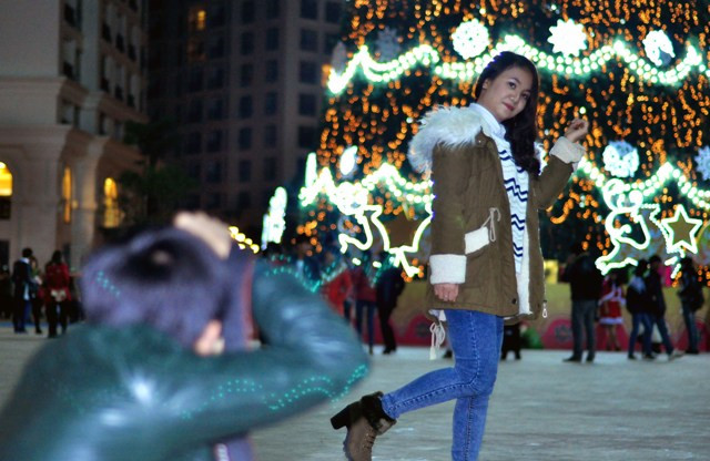 Nhiếp ảnh gia cũng cố gắng nắm bắt những khoảnh khắc đẹp, lung linh cho người mẫu của mình.