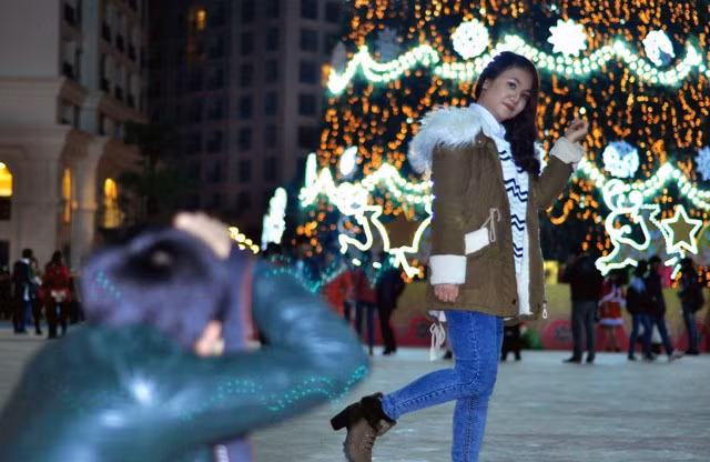 Nhiếp ảnh gia cũng cố gắng nắm bắt những khoảnh khắc đẹp, lung linh cho người mẫu của mình.