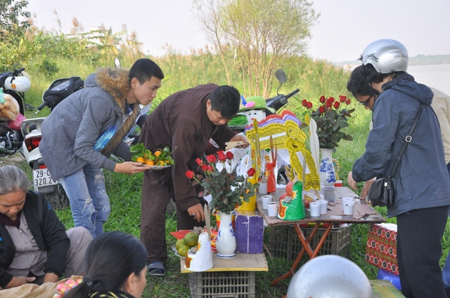 Hơn 11 giờ, gia đình nạn nhân đã mang lễ, chuẩn bị lập đàn cúng… Hơn 11 giờ, gia đình nạn nhân đã mang lễ, chuẩn bị lập đàn cúng…