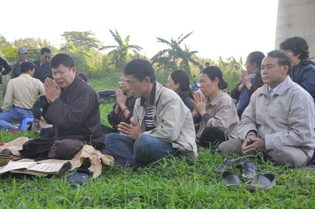 Lễ cúng sẽ diễn ra tới 2 giờ và việc tìm kiếm bằng phương pháp sục bùn để hi vọng xác chị Huyền dưới lòng sông có thể nổi lên. Lễ cúng sẽ diễn ra tới 2 giờ và việc tìm kiếm bằng phương pháp sục bùn để hi vọng xác chị Huyền dưới lòng sông có thể nổi lên.