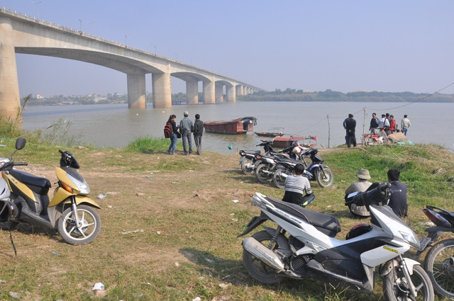 Từ đầu giờ sáng, gia đình, các nhà khoa học, người dân lại tiếp tục kéo nhau ra khu vực bãi đê gầm chân cầu Thanh Trì để đợi tin tìm kiếm xác chị Huyền. Từ đầu giờ sáng, gia đình, các nhà khoa học, người dân lại tiếp tục kéo nhau ra khu vực bãi đê gầm chân cầu Thanh Trì để đợi tin tìm kiếm xác chị Huyền.