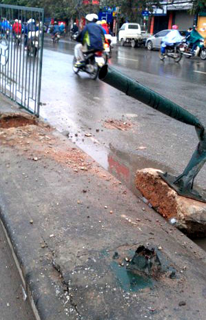 Vụ tai nạn khiến một đoạn dải phân cách trên đường Giải Phóng bị hất tung, nhiều người đi đường bị thương và cửa kính ngân hàng ở đây bị vỡ nát. Vụ tai nạn khiến một đoạn dải phân cách trên đường Giải Phóng bị hất tung, nhiều người đi đường bị thương và cửa kính ngân hàng ở đây bị vỡ nát.