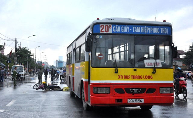 Chiếc xe buýt 20B đang chạy về hướng Tam Hiệp (Phúc Thọ)