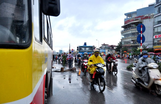 Giao thông qua hiện trường gặp nhiều khó khăn
