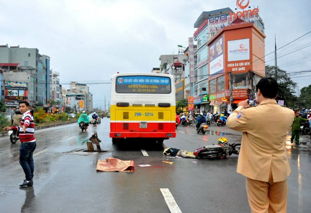 Cơ quan chức năng ngay lập tức đã có mặt để ghi nhận hiện trường và phân làn giao thông