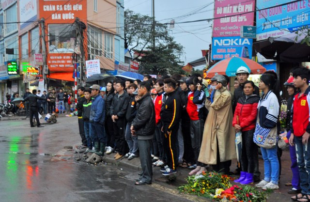 Người dân hiếu kì đứng 2 bên đường