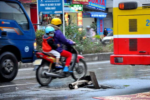Nhiều người dân cho rằng, nguyên nhân của vụ tai nạn là do xe buýt tránh hố ga hỏng đã va phải người phụ nữ