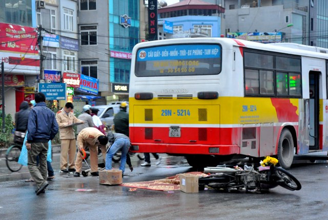 Hiện trường vụ tai nạn nghiêm trọng tại ngã tư Nhổn chiều ngày 15/12 khiến một người phụ nữ bị tử vong