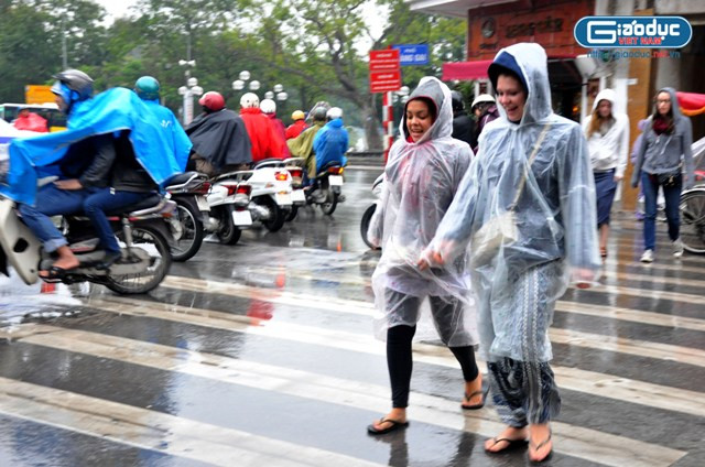 Với nhiều người nước ngoài, dịp này thì họ cũng đón nhận cái rét đậm của Việt Nam Với nhiều người nước ngoài, dịp này thì họ cũng đón nhận cái rét đậm của Việt Nam