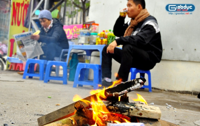 Nhiều quán nước ven đường cũng đốt củi để khách ngồi uống nước được ấm hơn. Nhiều quán nước ven đường cũng đốt củi để khách ngồi uống nước được ấm hơn.