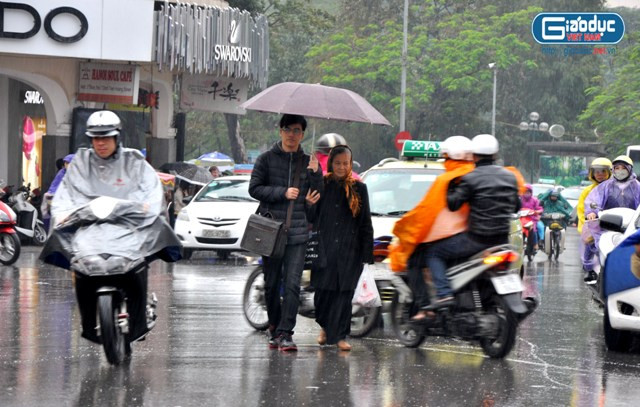 Mưa kèm theo không khí lạnh càng khiến nhiệt độ giảm hơn. Mưa kèm theo không khí lạnh càng khiến nhiệt độ giảm hơn.