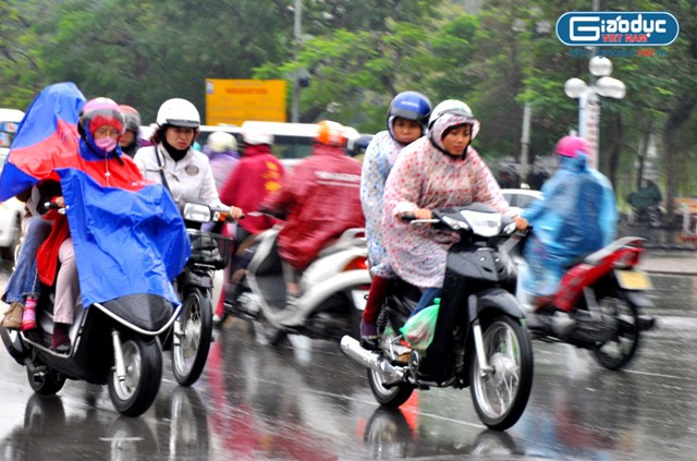Nhiều người đã trang bị áo khoác, áo đi mưa phần nào đó làm giảm được cái lạnh khi đi trên đường. Nhiều người đã trang bị áo khoác, áo đi mưa phần nào đó làm giảm được cái lạnh khi đi trên đường.