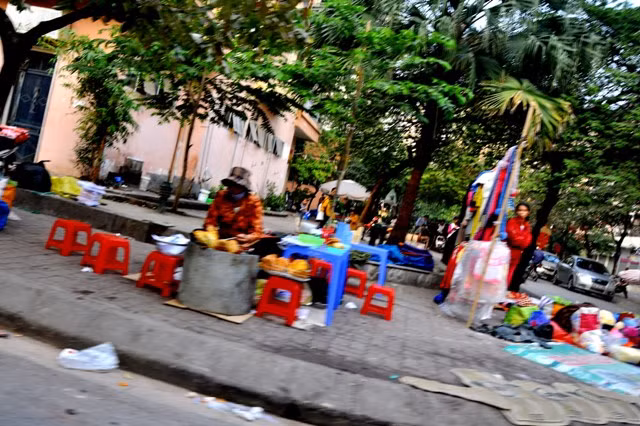 Toàn bộ phần diện tích hè đường nếu không phải là trông xe thì cũng là hàng rong chiếm dụng.