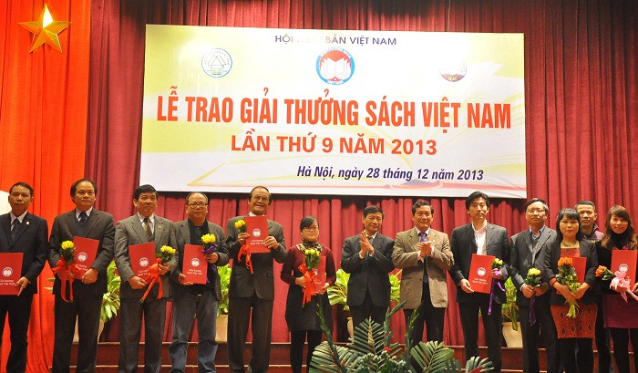 Cuốn sách “Dấu ấn Việt Nam trên Biển Đông” do Ts. Trần Công Trục làm chủ biên đã đạt giải bạc năm 2013 do Hội Xuất bản Việt Nam trao tặng. Cuốn sách “Dấu ấn Việt Nam trên Biển Đông” do Ts. Trần Công Trục làm chủ biên đã đạt giải bạc năm 2013 do Hội Xuất bản Việt Nam trao tặng.