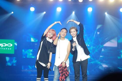 Sau khi xuất hiện để khuấy động sân khấu cùng Justatee trong ca khúc Forever Alone, Chi Pu và Gil Lê đã ngẫu hứng kéo Phở Đặc Biệt và BigDaddy lên sân khấu để chúc cho liveshow của Justatee thành công.