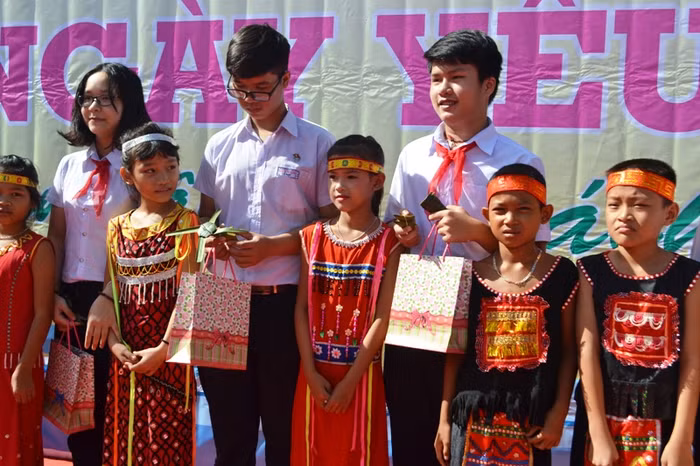 Trao cho nhau những món quà đầy tình yêu thương và sự sẻ chia. Ảnh: TT