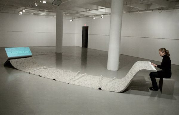 6. Thảm bàn phím của Jean Shin Đây là một chiếc thảm dải cho lối vào lớp học của những người đam mê máy vi tính. Đây không phải là một chiếc thảm bình thường mà được làm từ 22.528 phím máy tính đã qua tái chế. Các phím được gắn nối tiếp nhau trên một tấm vải dài với các phím mô phỏng cuộc trò chuyện giữa tác giả Jean Shin với những người đồng sản xuất. Kể cả người xem cũng có thể thêm những dòng tin nhắn của mình vào cuối tấm thảm này. Chiếc thảm này nói lên vai trò của giao tiếp thông qua văn bản.