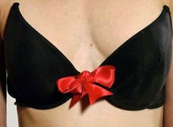 3. Áo ngực tự cởi, Để chế tạo áo ngực tự cởi, ông Sarafan đã trải qua nhiều thất bại khi thử nghiệm với các bộ phận điện cơ bản như cuộn solenoid (cuộn dây kim loại trở nên có từ tính khi có dòng điện chạy qua) và nam châm điện. Ông cũng phải loại bỏ các bộ phận tiềm năng khác như nhựa nitro, lò xo và chỉ dễ cháy.Sau hai năm phát triển áo ngực tự cởi, Sarafan cuối cùng đã thành công nhờ việc tận dụng các bo mạch cũ và nam châm điện. Ông tự hào cung cấp cho mọi người một bản hướng dẫn cách dùng chiếc áo nịt ngực đặc biệt, trong đó có đoạn: "Cắm pin. Mặc áo ngực bình thường lên người, sử dụng móc gài điện. Khi bạn đã sẵn sàng cởi áo, chỉ cần vỗ tay hai lần". 3. Áo ngực tự cởi, Để chế tạo áo ngực tự cởi, ông Sarafan đã trải qua nhiều thất bại khi thử nghiệm với các bộ phận điện cơ bản như cuộn solenoid (cuộn dây kim loại trở nên có từ tính khi có dòng điện chạy qua) và nam châm điện. Ông cũng phải loại bỏ các bộ phận tiềm năng khác như nhựa nitro, lò xo và chỉ dễ cháy.Sau hai năm phát triển áo ngực tự cởi, Sarafan cuối cùng đã thành công nhờ việc tận dụng các bo mạch cũ và nam châm điện. Ông tự hào cung cấp cho mọi người một bản hướng dẫn cách dùng chiếc áo nịt ngực đặc biệt, trong đó có đoạn: "Cắm pin. Mặc áo ngực bình thường lên người, sử dụng móc gài điện. Khi bạn đã sẵn sàng cởi áo, chỉ cần vỗ tay hai lần".