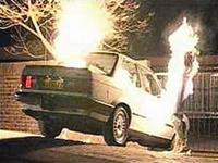 12. Máy phun lửa chống cướp ôtô Nam Phi là một trong những nước đứng đầu thế giới về nạn cướp ôtô. Vì thế kỹ sư Charl Fourie và Michelle Wong đã chế tạo ra máy phun lửa được lắp dưới gầm xe ôtô. Khi kẻ cướp ôtô xuất hiện ở mũi xe hoặc 2 bên cửa xe phía trước, người lái xe chỉ cần đạp vào cần gạt trong xe và lửa sẽ phun ra. Các kỹ sư khẳng định máy phun lửa không gây chết người, nhưng có thể khiến kẻ ăn cướp bị mù. Cảnh sát Nam Phi cho biết, máy phun lửa chống cướp ôtô không trái với pháp luật nước này. 12. Máy phun lửa chống cướp ôtô Nam Phi là một trong những nước đứng đầu thế giới về nạn cướp ôtô. Vì thế kỹ sư Charl Fourie và Michelle Wong đã chế tạo ra máy phun lửa được lắp dưới gầm xe ôtô. Khi kẻ cướp ôtô xuất hiện ở mũi xe hoặc 2 bên cửa xe phía trước, người lái xe chỉ cần đạp vào cần gạt trong xe và lửa sẽ phun ra. Các kỹ sư khẳng định máy phun lửa không gây chết người, nhưng có thể khiến kẻ ăn cướp bị mù. Cảnh sát Nam Phi cho biết, máy phun lửa chống cướp ôtô không trái với pháp luật nước này.