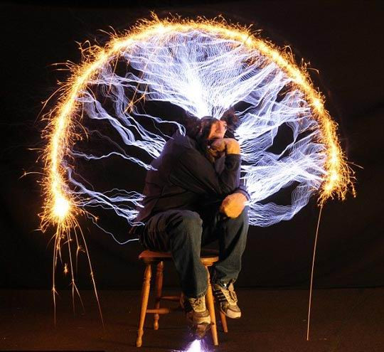 4. Áo cách điện Một nhà phát minh vô cùng dũng cảm của Australia mặc một chiếc áo cách điện tự chế và để cho một dòng điện 500 ngàn volt chạy qua cơ thể. Trong lúc đó nhà phát minh cũng ngồi trong tư thế “Người suy tưởng” nổi tiếng, trở thành “người suy tưởng” trong dòng điện khiến nhiều người sởn da gà. 4. Áo cách điện Một nhà phát minh vô cùng dũng cảm của Australia mặc một chiếc áo cách điện tự chế và để cho một dòng điện 500 ngàn volt chạy qua cơ thể. Trong lúc đó nhà phát minh cũng ngồi trong tư thế “Người suy tưởng” nổi tiếng, trở thành “người suy tưởng” trong dòng điện khiến nhiều người sởn da gà.