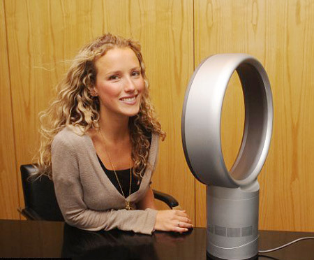 2. Quạt không cánh Dyson Air Multiplier, tên của quạt, là phát minh của James Dyson. Nhà khoa học này từng nổi tiếng nhờ chế tạo máy hút bụi không túi đựng trong thập niên 90. Dyson đã được Nữ hoàng Anh phong tước hiệp sĩ, cho biết ông nảy ra ý tưởng chế tạo quạt không cánh khi nghiên cứu máy làm khô tay từ 4 năm trước. Thiết bị này đẩy không khí qua một khe nhỏ để "quét" nước ra khỏi tay ướt "Tôi nhận thấy máy làm khô tay hút rất nhiều không khí trong môi trường xung quanh, vì thế tôi nghĩ đến việc tận dụng hiệu ứng đó để chế tạo quạt không có trục quay và cánh. Quá trình nghiên cứu diễn ra trong ba năm và sau đó tôi thử nghiệm quạt trong một năm", nhà phát minh 62 tuổi nói 2. Quạt không cánh Dyson Air Multiplier, tên của quạt, là phát minh của James Dyson. Nhà khoa học này từng nổi tiếng nhờ chế tạo máy hút bụi không túi đựng trong thập niên 90. Dyson đã được Nữ hoàng Anh phong tước hiệp sĩ, cho biết ông nảy ra ý tưởng chế tạo quạt không cánh khi nghiên cứu máy làm khô tay từ 4 năm trước. Thiết bị này đẩy không khí qua một khe nhỏ để "quét" nước ra khỏi tay ướt "Tôi nhận thấy máy làm khô tay hút rất nhiều không khí trong môi trường xung quanh, vì thế tôi nghĩ đến việc tận dụng hiệu ứng đó để chế tạo quạt không có trục quay và cánh. Quá trình nghiên cứu diễn ra trong ba năm và sau đó tôi thử nghiệm quạt trong một năm", nhà phát minh 62 tuổi nói